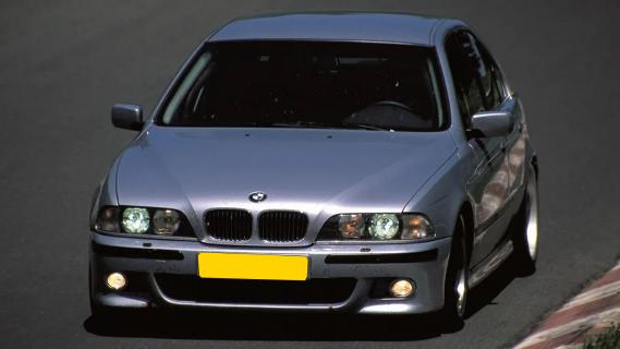 BMW M5 (E39) grijs (1998) zijkant links schuin voor Nürburgring