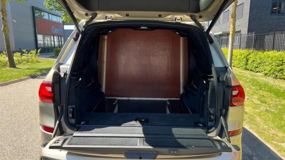 BMW X7 M50d grijs kenteken beige (G07) laadruimte achterin