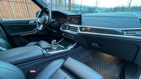 BMW X7 M50d grijs kenteken beige (G07) interieur dashboard