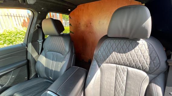 BMW X7 M50d grijs kenteken beige (G07) interieur tussenschot rechts