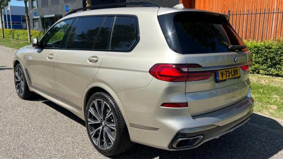 BMW X7 M50d grijs kenteken beige (G07) zijkant links schuin achter