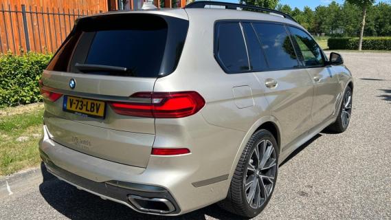 BMW X7 M50d grijs kenteken beige (G07) zijkant rechts schuin achter