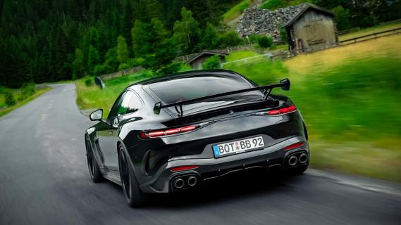 Brabus 1000 (C232) zwart (2025) zijkant links schuin achter rijdend