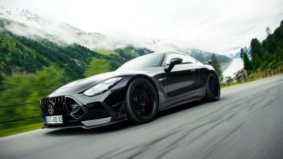 Brabus 1000 (C232) zwart (2025) zijkant links schuin voor rijdend
