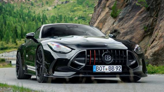 Brabus 1000 (C232) zwart (2025) zijkant rechts schuin voor