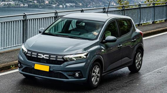 Dacia Sandero (2025) zijkant links schuin voor