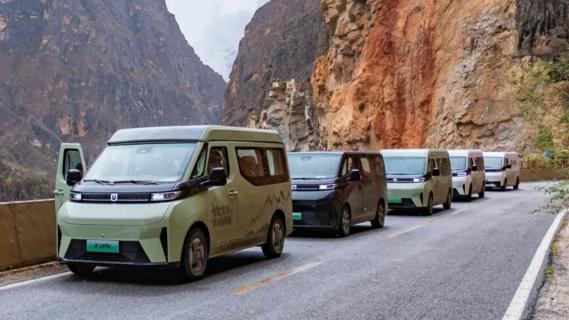 Farizon X-Van camper blauw (2025) zijkant links schuin voor range in de bergen