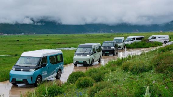 Farizon X-Van camper blauw (2025) zijkant links schuin voor range door het weiland