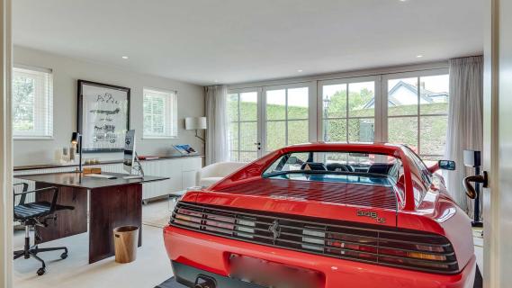 Huis waar auto (Ferrari) in werkkamer kan staan
