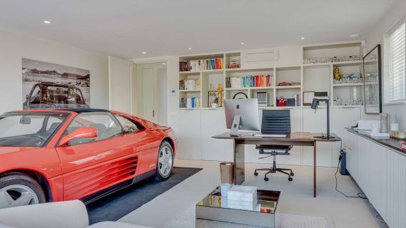 Huis waar auto (Ferrari) in werkkamer kan staan