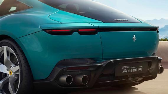 Ferrari Amalfi (2025) blauwgroen zijkant links schuin achter detail