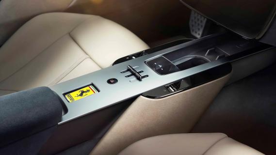 Ferrari Amalfi (2025) blauwgroen interieur middentunnel