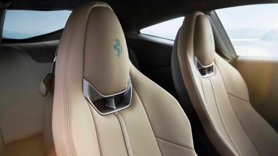 Ferrari Amalfi (2025) blauwgroen interieur stoelen hoofdsteunen