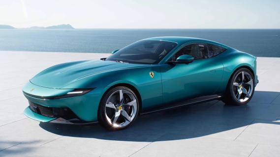 Ferrari Amalfi (2025) blauwgroen zijkant links schuin voor