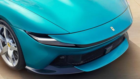 Ferrari Amalfi (2025) blauwgroen zijkant links schuin voor detail