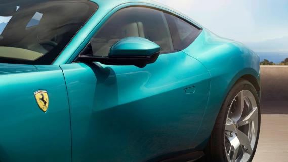 Ferrari Amalfi (2025) blauwgroen zijkant links schuin voor detail