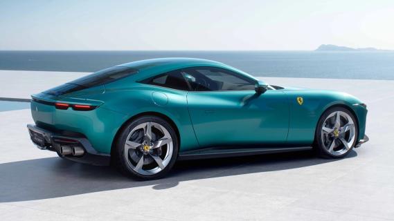 Ferrari Amalfi (2025) blauwgroen zijkant rechts schuin achter