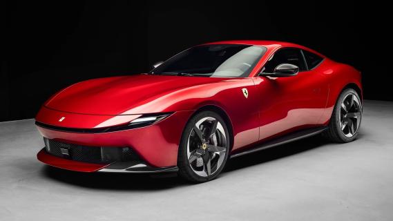 Ferrari Amalfi (2025) rood links schuin voor zijkant