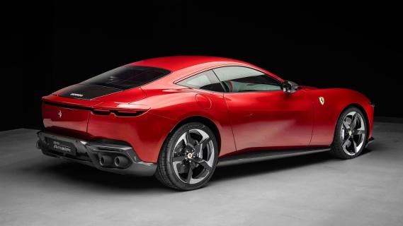 Ferrari Amalfi rood(2025) zijkant rechts achter schuin