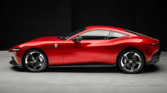 Ferrari Amalfi (2025) rood zijkant links