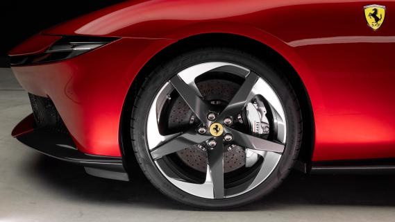 Ferrari Amalfi (2025) V8 rood wiel