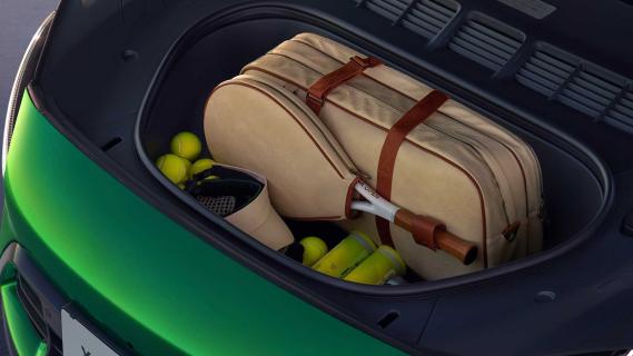 Xiaomi YU7 frunk met tennisracket