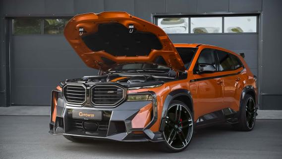 G-Power BMW XM (G09) oranje (2025) zijkant links schuin voor motorkap open