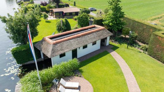 Huis waar auto (Ferrari) in werkkamer kan staan