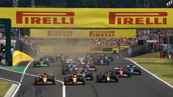GP Hongarije 2024 start McLarens en Verstappen naast elkaar