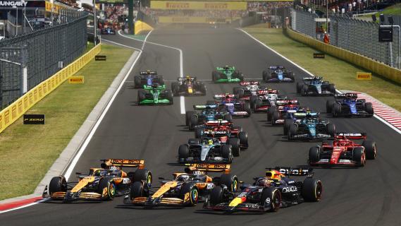 GP Hongarije 2024 start met zijn drieën naast elkaar