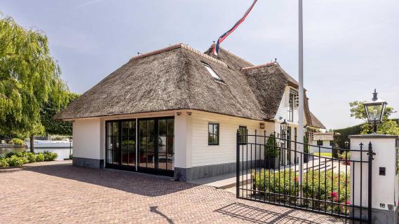 Huis waar auto (Ferrari) in werkkamer kan staan