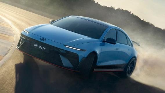 Hyundai Ioniq 6 N blauw (2025) zijkant links schuin voor driftend