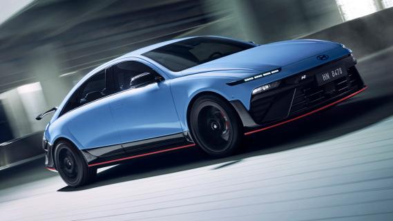 Hyundai Ioniq 6 N blauw (2025) zijkant links schuin voor rijdend