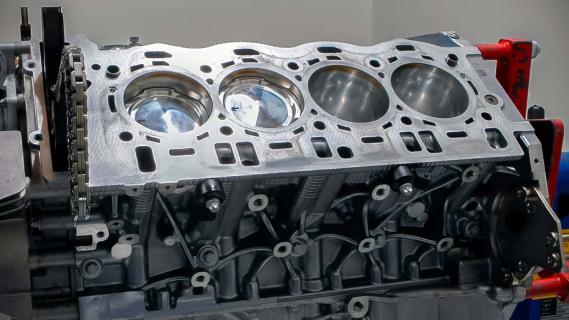 BMW M5 CS Infinitas (F90) groen (2025) V8 motorblok