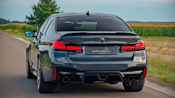 BMW M5 CS Infinitas (F90) groen (2025) zijkant links schuin achter rijdend