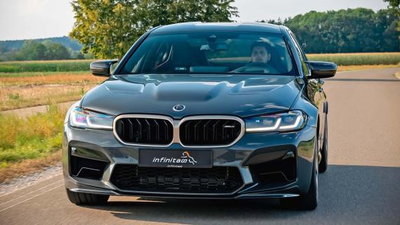 BMW M5 CS Infinitas (F90) groen (2025) zijkant links schuin voor rijdend