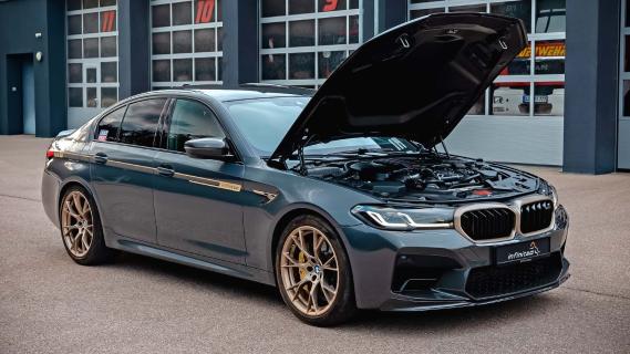 BMW M5 CS Infinitas (F90) groen (2025) zijkant rechts schuin voor motorkap open