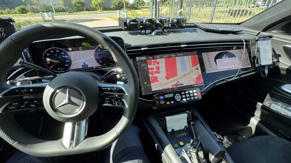 Snelle Mercedes E-klasse van de politie met Superscreen (schermen)