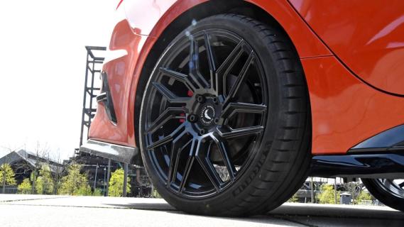 Koch Racing Kia Proceed GT oranje (2025) zijkant rechts achter velg