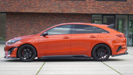 Koch Racing Kia Proceed GT oranje (2025) zijkant links