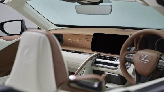 Lexus LC 500 Pinnacle Edition Cabriolet grijs (2025) instaplijsten stoelen bekleding interieur dashboard bruin