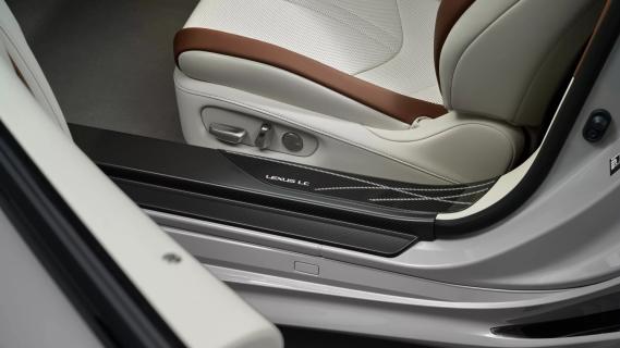 Lexus LC 500 Pinnacle Edition Cabriolet grijs (2025) instaplijsten stoelen bekleding interieur