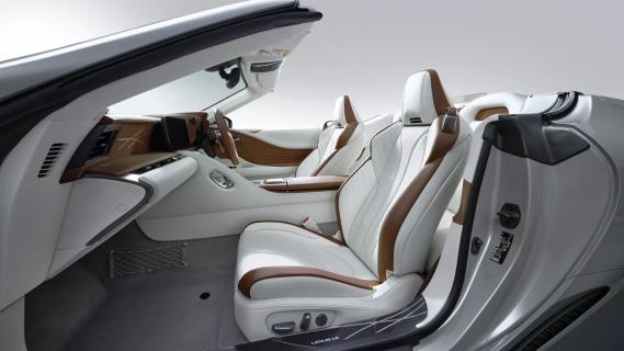 Lexus LC 500 Pinnacle Edition Cabriolet grijs (2025) instaplijsten stoelen bekleding interieur zijkant links dak omlaag