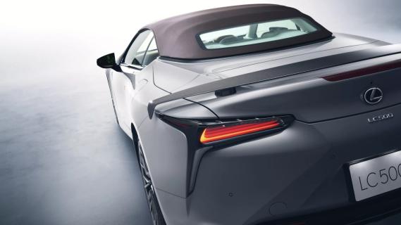 Lexus LC 500 Pinnacle Edition Cabriolet grijs (2025) zijkant links achter schuin laag dak omhoog