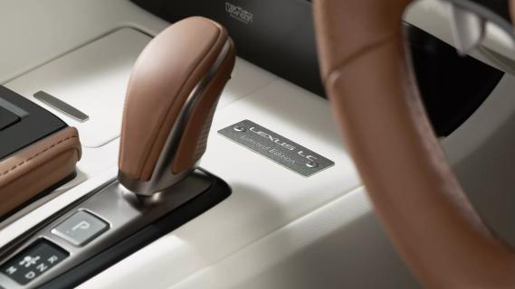 Lexus LC 500 Pinnacle Edition Cabriolet grijs (2025) interieur automaat pookknop