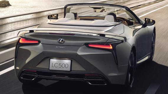 Lexus LC 500 Pinnacle Edition Cabriolet grijs (2025) zijkant rechts schuin achter dak omlaag