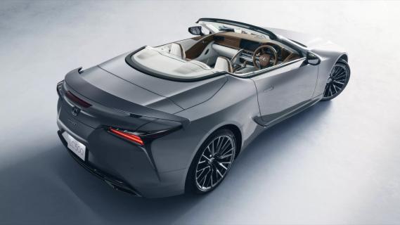 Lexus LC 500 Pinnacle Edition Cabriolet grijs (2025) zijkant rechts schuin hoog dak omlaag