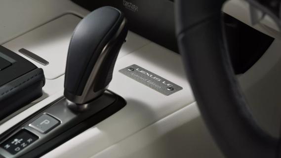 Lexus LC 500 Pinnacle Edition Coupé grijs (2025) interieur automaat pookknop