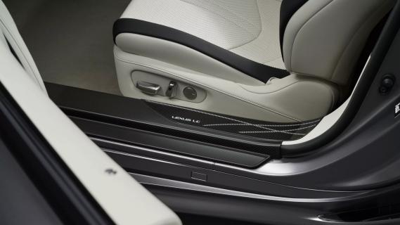 Lexus LC 500 Pinnacle Edition Coupé grijs (2025) interieur zijkant leer stoelen instaplijsten bediening