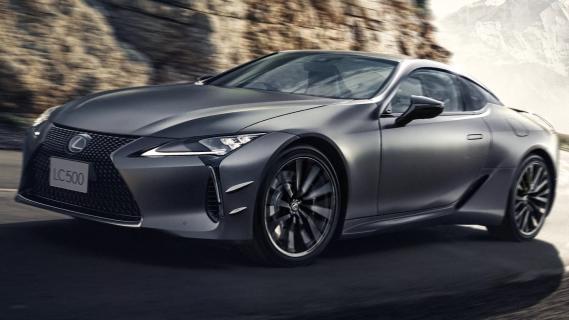 Lexus LC 500 Pinnacle Edition Coupé grijs (2025) zijkant links schuin voor rijdend